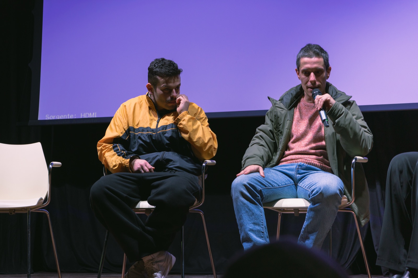 Valerio parla al microfono durante il Q&A