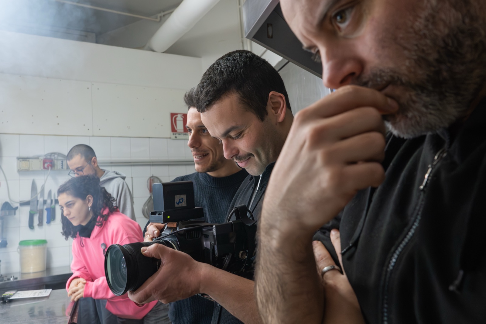 Stefano controlla un take con un attore