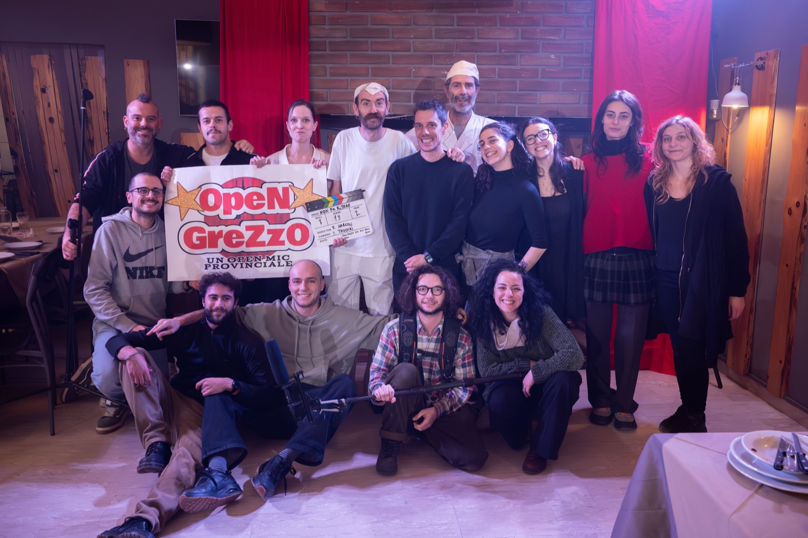 La foto di gruppo di cast e crew