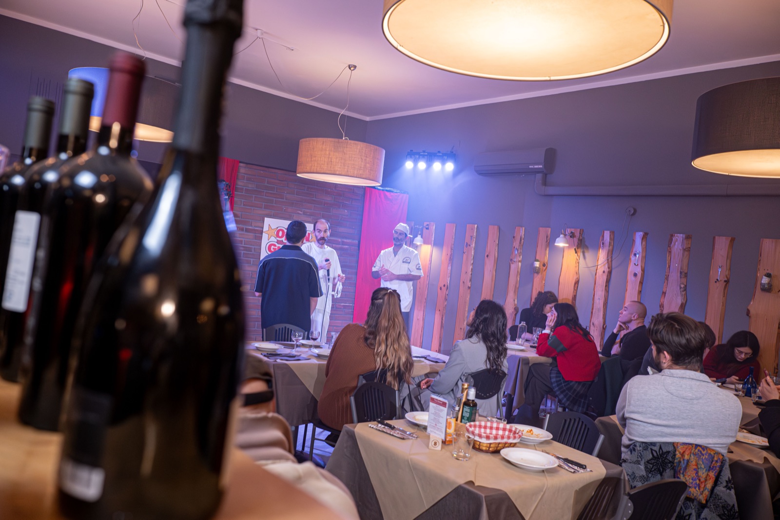 La sala del ristorante piena durante le riprese